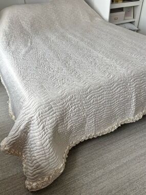 PIER 1 IMPORTS quilted satin bedspread coverlet ivory Cream Ruffle Trim King sz